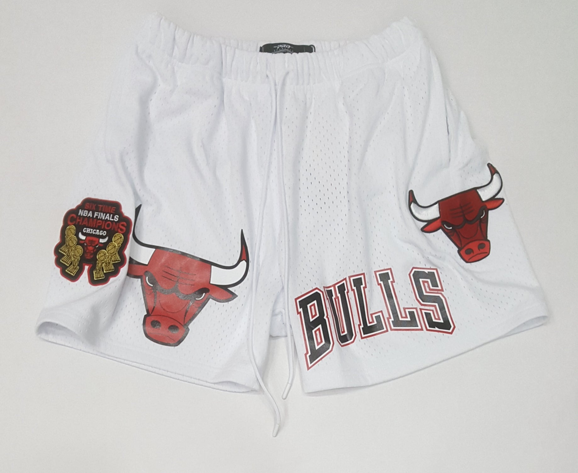 PRO STANDARD CHICAGO BULLS LOGO MESH WHITE SHORTS — 6 Inch Shorts